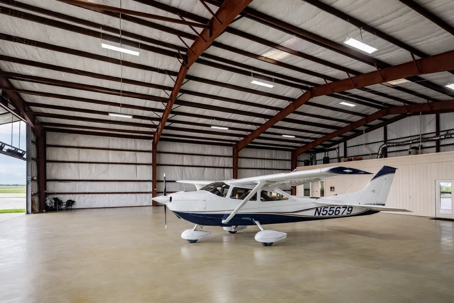 Interior de hangar de aviación de acero con gran luz libre
